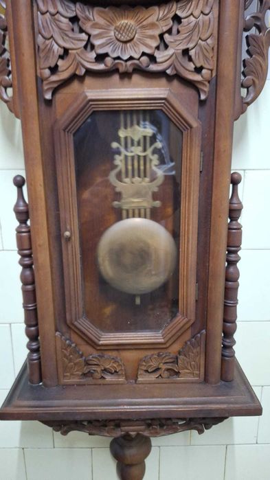 Ceas mecanic de perete cu pendul.