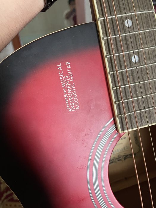Akustik gitara sotiladi