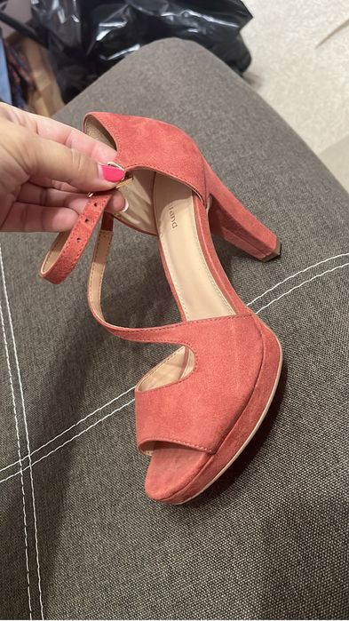 Sandale purtate cateva ore