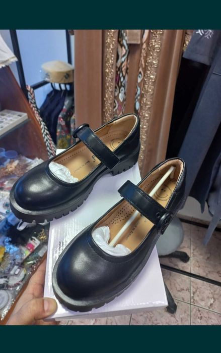 Продам новые школьные туфли 36р "Betsy"