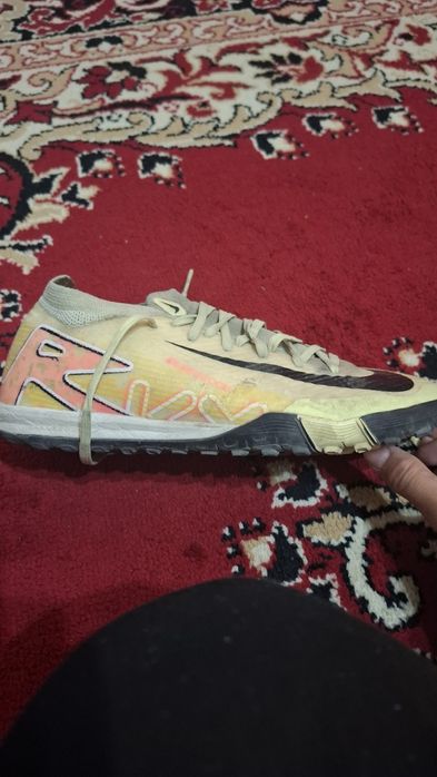 Бутсы и сороконожки