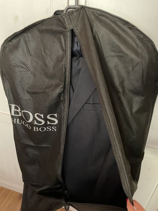 Costum Hugo Boss nepurtat 48