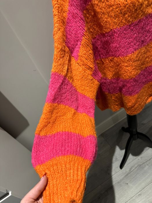 Цветен дамски пуловер