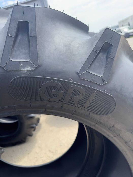 Cauciucuri 13.6-28 Gri noi cu 8 pliuri pentru tractor spate