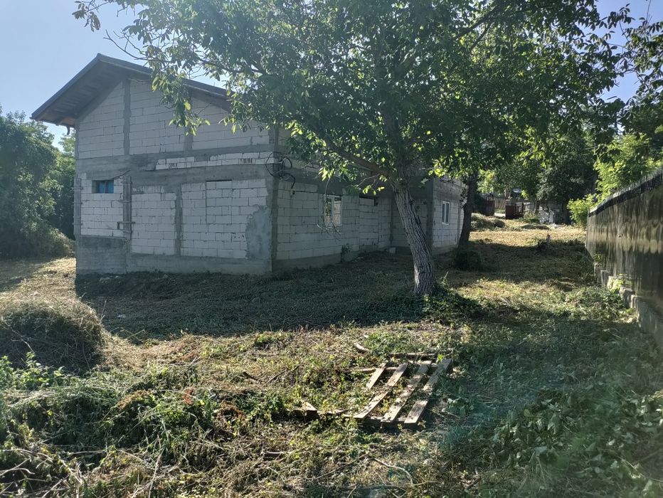 Casa la roșu cu teren