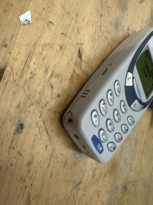 Nokia 3310 de culoare gri deschis cu putin albastru