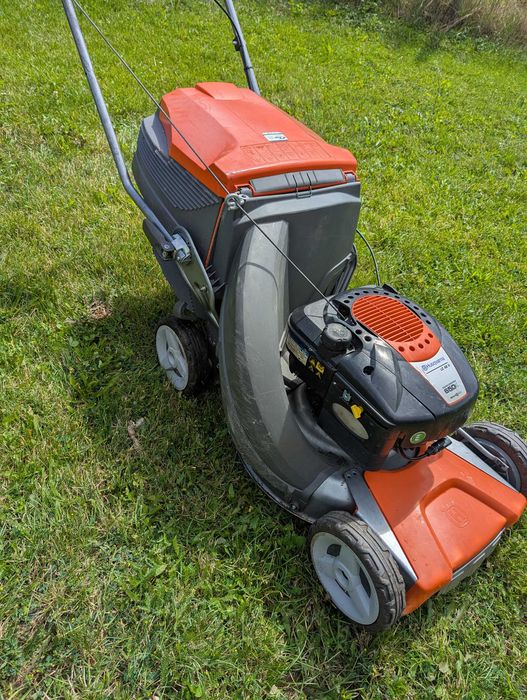 Masina de tuns iarba cu tractiune Husqvarna