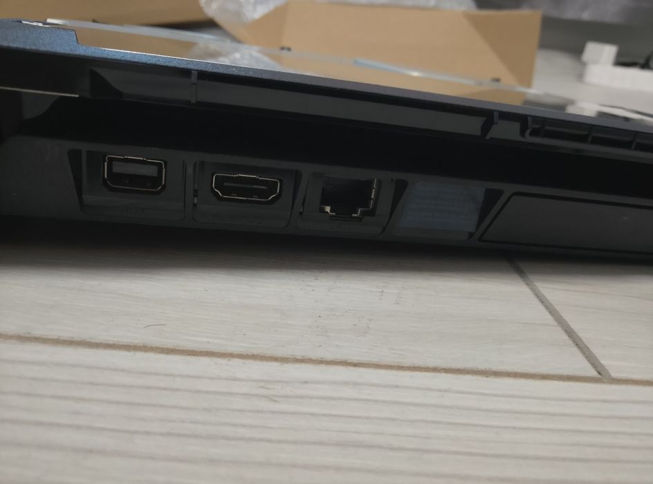Уникална Playstation 4 Slim