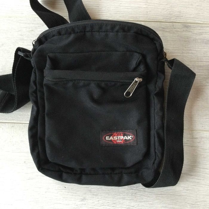 оригинална мъжка черна маркова чанта за през рамо EASTPAK от САЩ