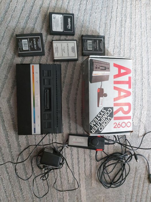 Конзла Atari 2600 и 4 игри