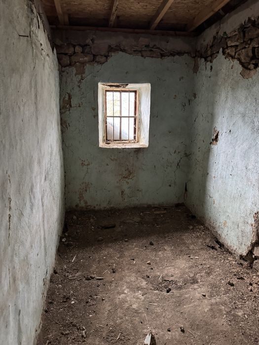 Каменна къща  с двор с. Вратарите на 35 км от Добрич и 60 км от Варна.