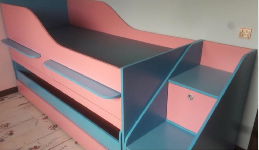 Двуетажно легло + подарък два матрака