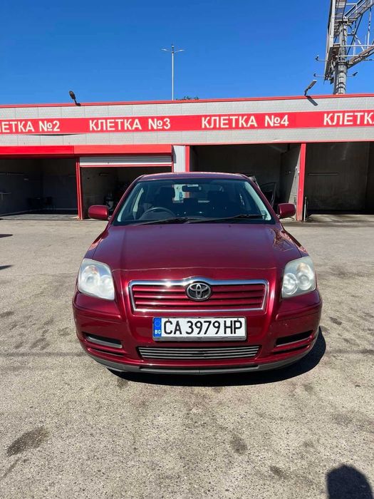 Toyota Avensis, 2004 година, бензин, в движение, цвят бордо
