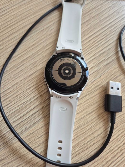 Samsung Galaxy Watch 4 (40mm, Сребрист) с бяла каишка – ЗАБЕЛЕЖКИ по дисплея