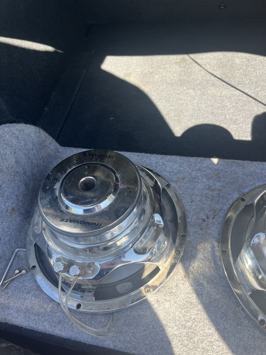Se vinde aceste difuzoare de bass pentru auto