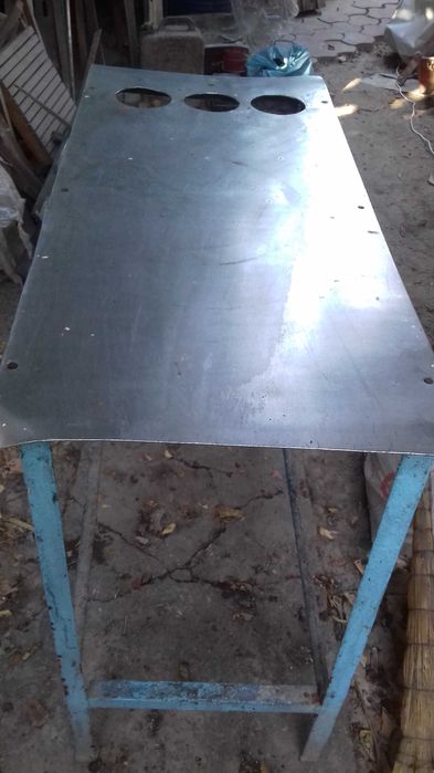 Продаётся железный шкаф и ящик,столики металл толстый тяжёлые.