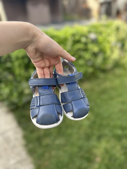 Vand sandale si adidasi