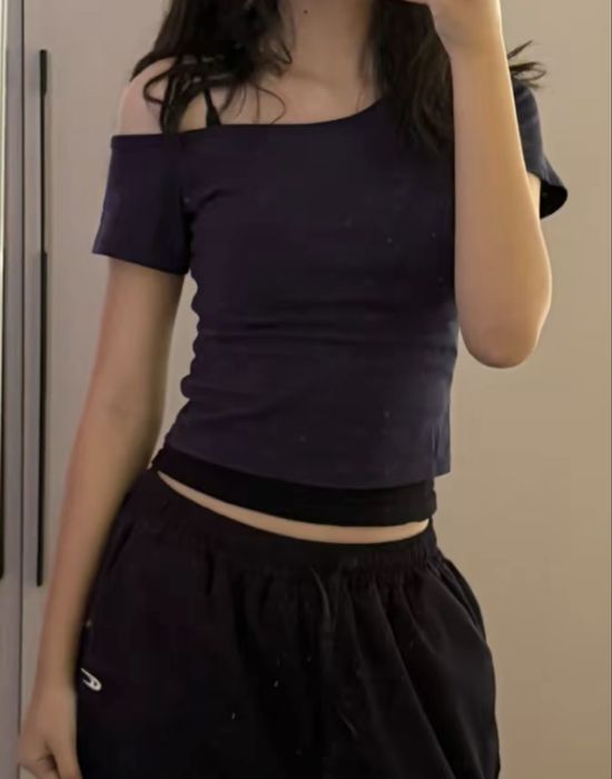 синий топ с окрытым плечом