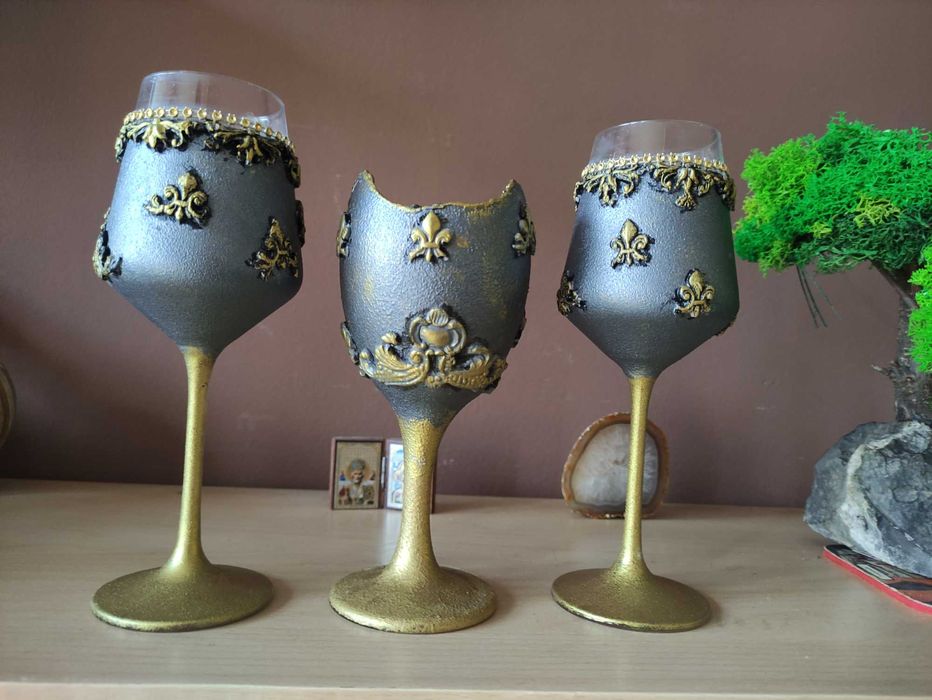 Ръчно рисувани чаши и свещник