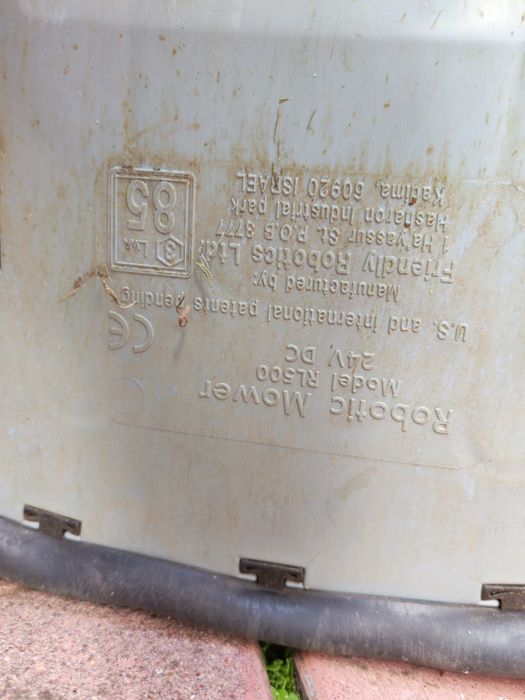 Robot tuns iarba