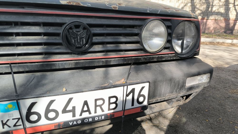 Значке Volkswagen golf 2в решетку
