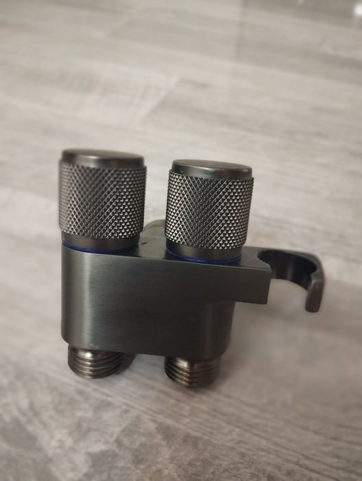 Угловой запорный кран с двумя выходами (чёрный матовый)