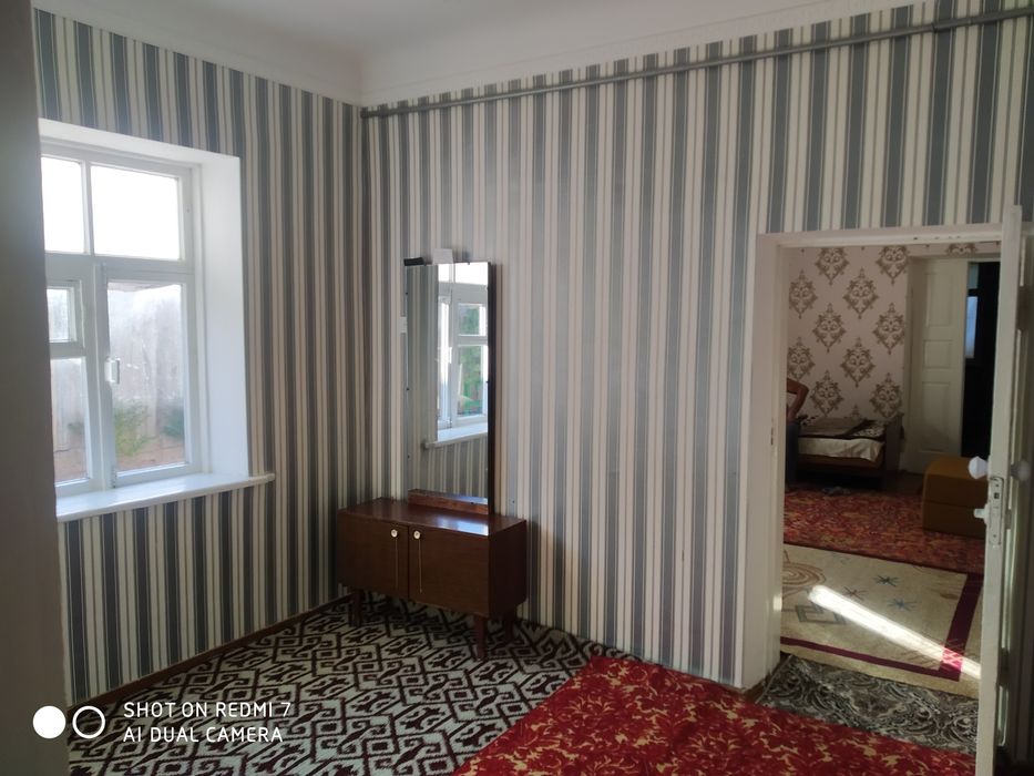 Прадаётся дом в харошом состоянии  8 комнат и1 гараж находится возле ц