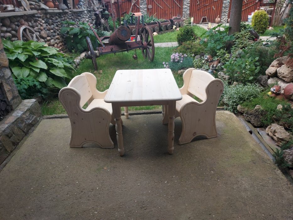 Детска маса със столче,етажерка