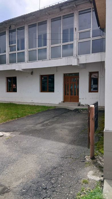 Inchiriez parterul unui spatiu comercial in Novaci, Gorj, in suprafata de aproximativ 150 mp. Relatii la telefon +40764369692 .