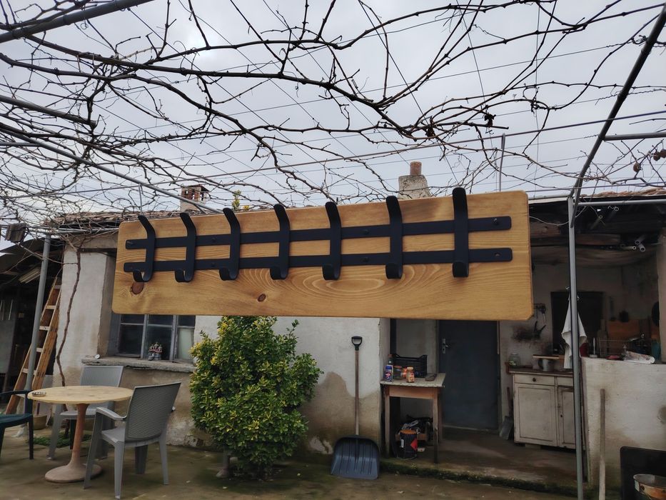 Стенни закачалки от масив