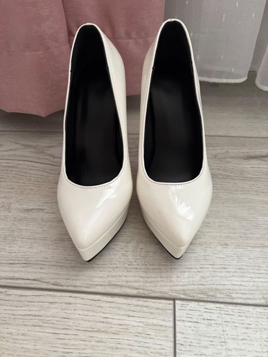 Обувки на висок ток