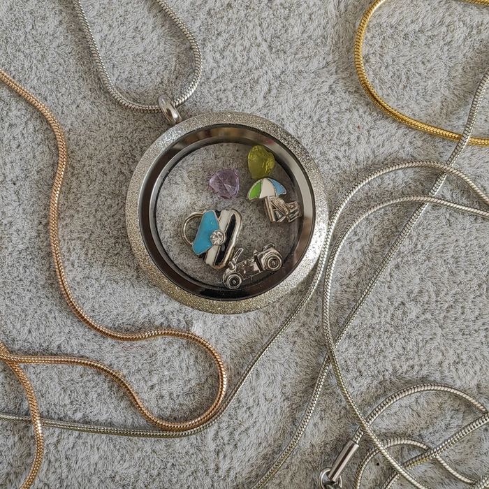 Медальон с талисмани / Колие