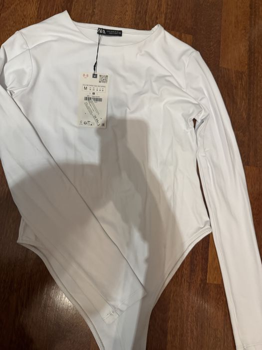 Бяло боди с дълъг ръкав и закопчаване от Zara, размер М, чисто ново с етикет