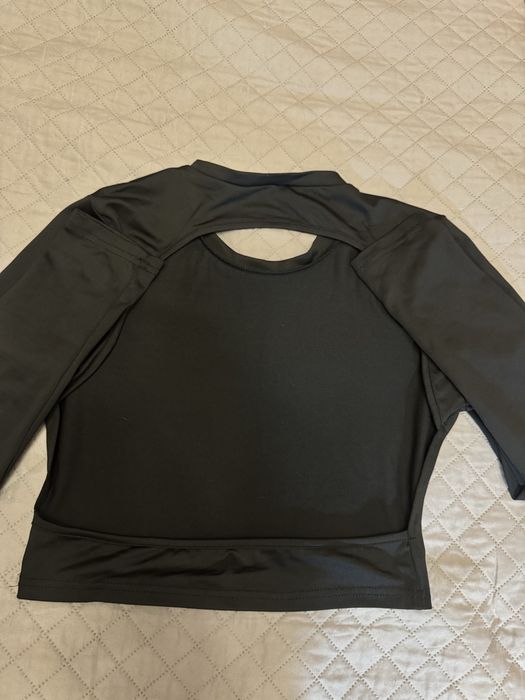 Черна блуза с дългъг ръкав и гол гръб