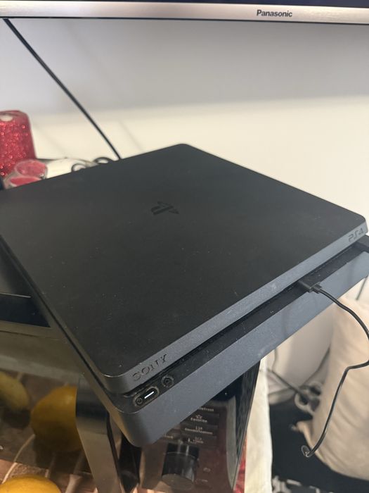 PS4 Slim 500GB с 2 контролера