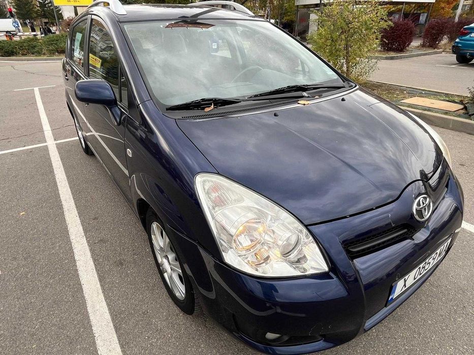 Toyota Corolla Verso 2.2 D-4D - обслужвана, винетка до 2026 г.!