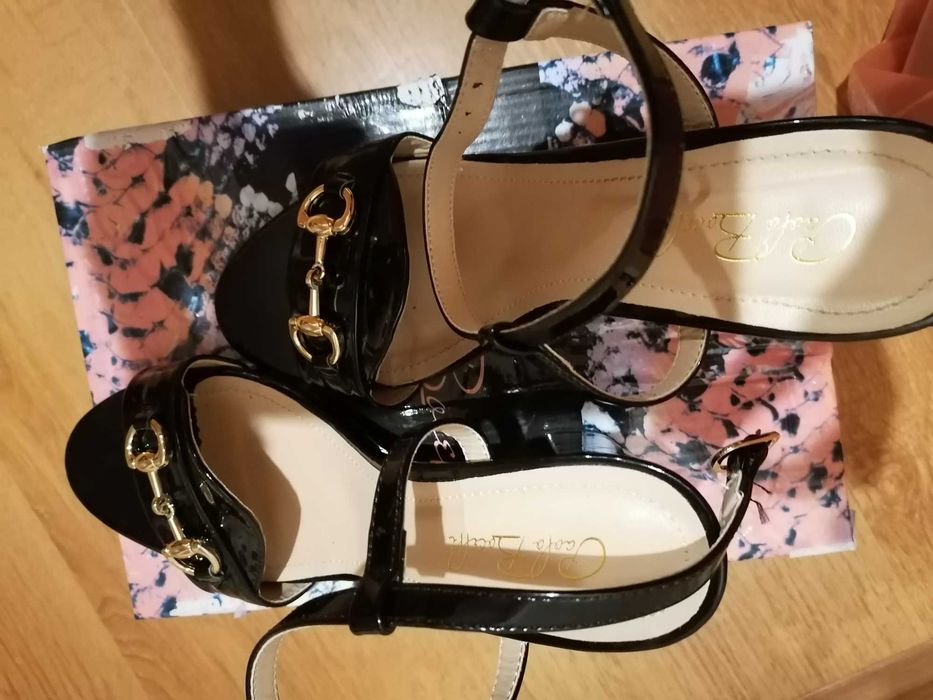 Дамски сандали с ток