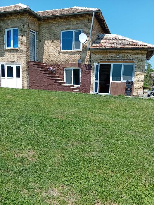 Двуетажна къща в