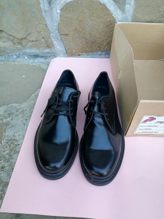 Мъжки обувки чисто нови