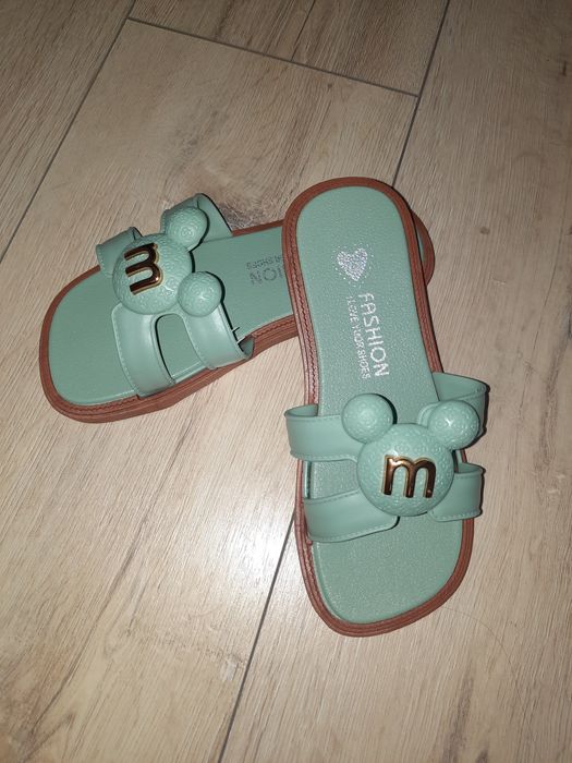 Продам новые шлепки для девочки