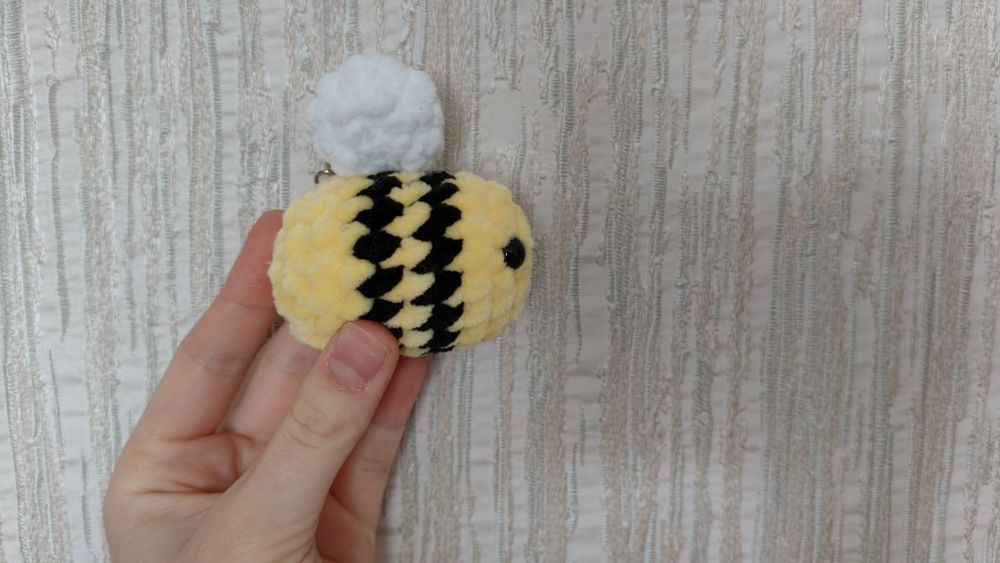 Брелок пчелка вязаный