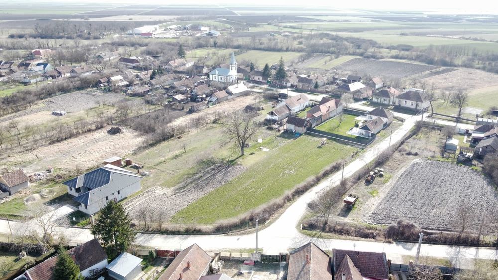 Vind 850 mp de teren în Niuved