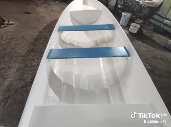 Стеклопластиковая лодка