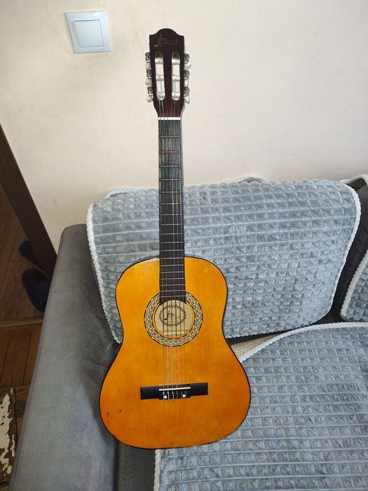 Vând chitara acustica