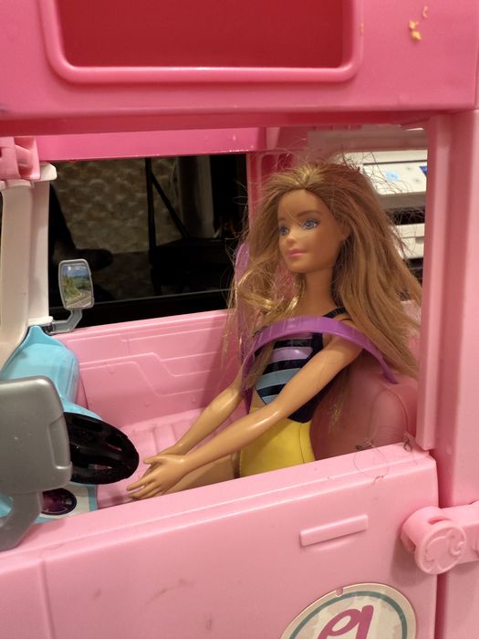 Rulota BARBIE cu piscina, bucatarie si salupa