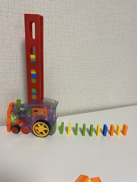 Самоподреждащо се домино - влак, влакче с музика