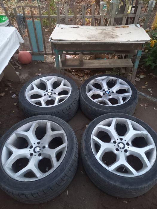 От машины BMW X5