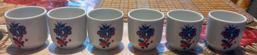 6 броя малки порцеланови чашки с двустранна шарка
