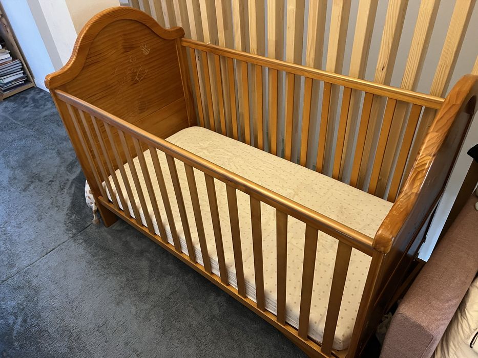 Pătuț bebeluși/copii din lemn masiv, cu saltea, B is for Bear