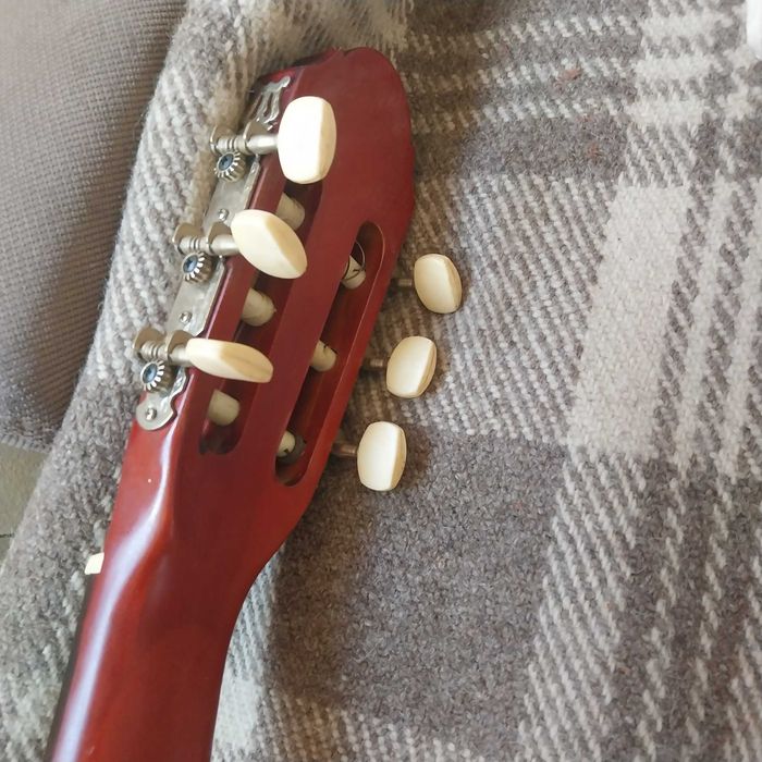 Продавам класическа китара